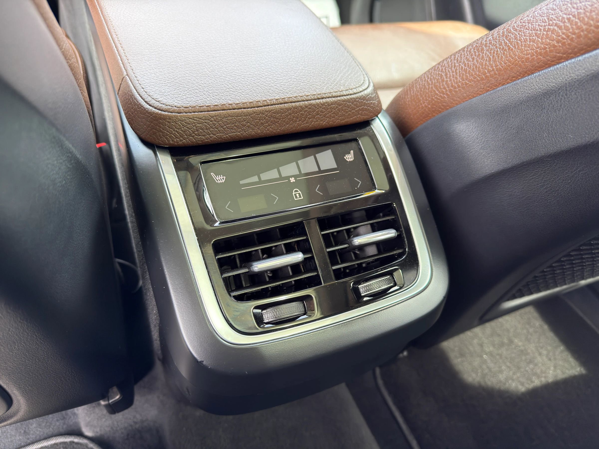 Used 2019 Volvo XC90 T6 Momentum AWD/4WD image 18