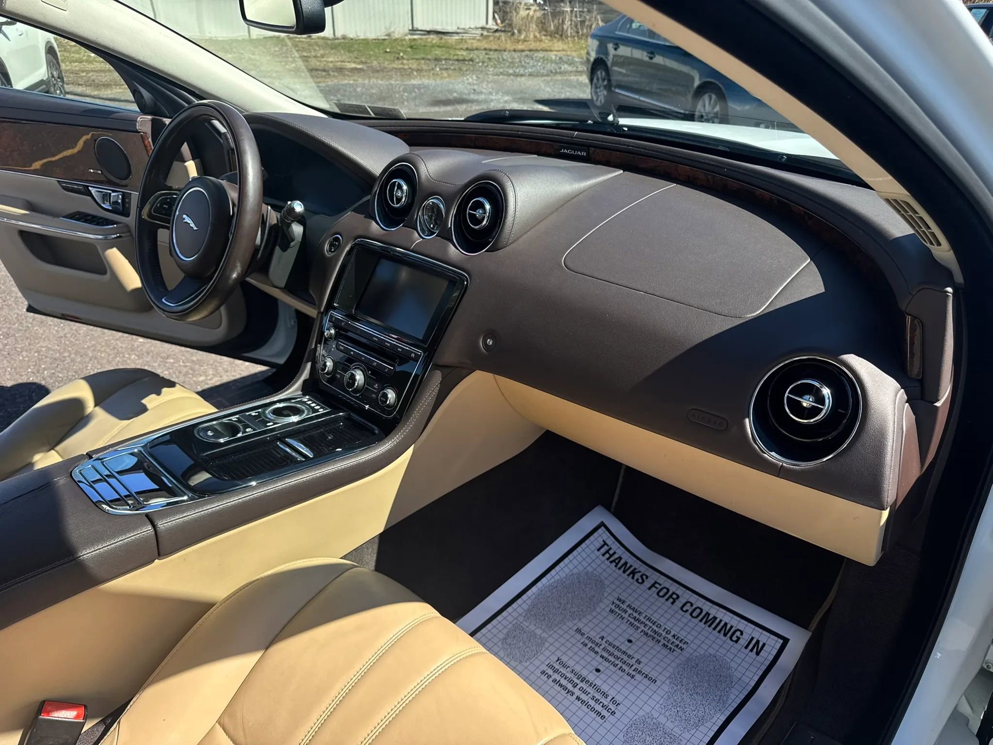 Used 2015 Jaguar XJ image 22