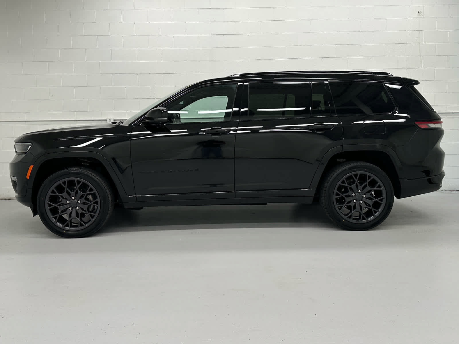 Used 2023 Jeep Grand Cherokee L Summit AWD/4WD image 3