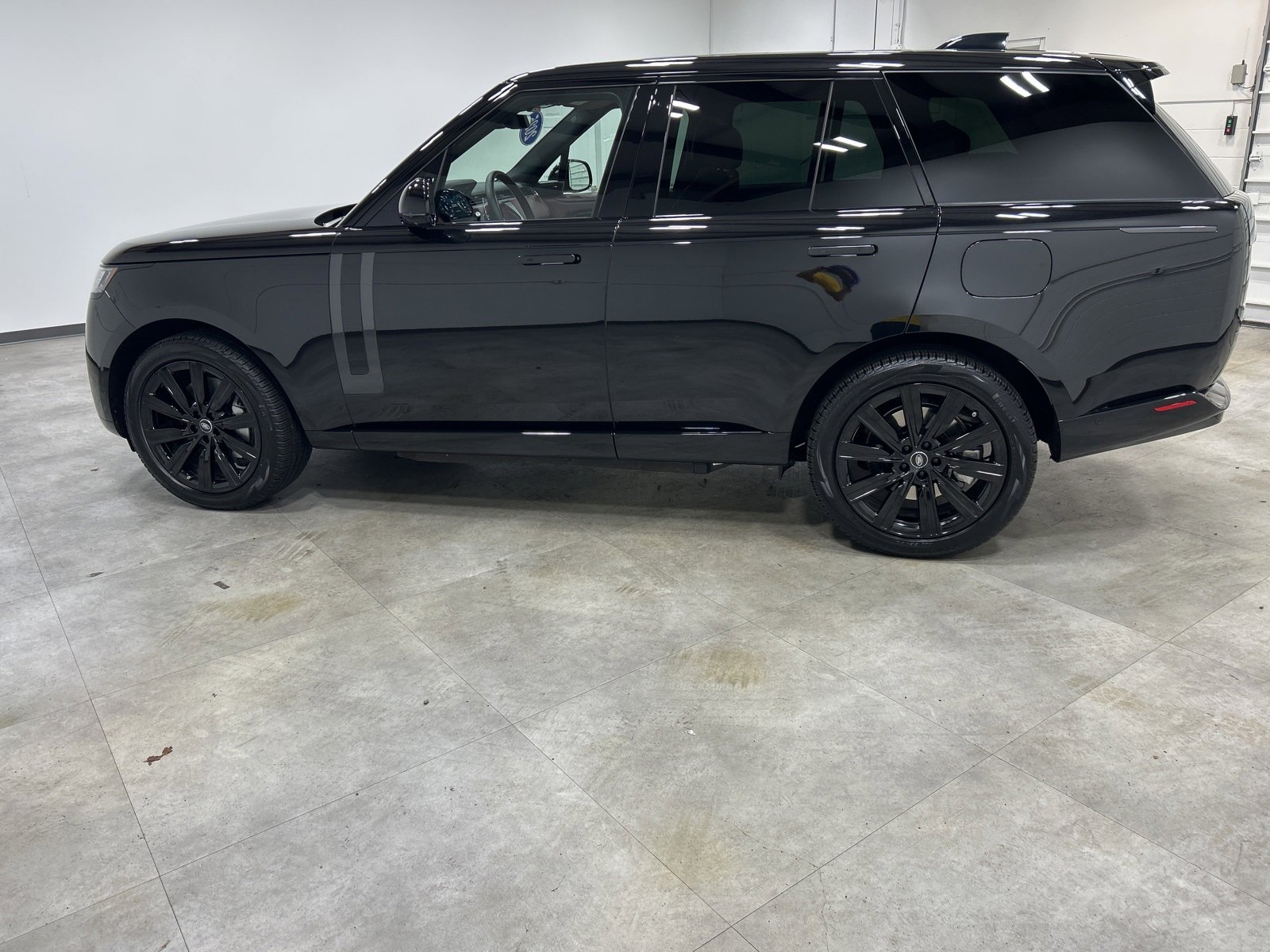Used 2025 Land Rover Range Rover SE image 6