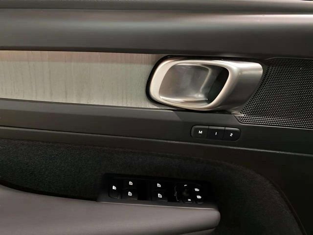 Used 2025 Volvo XC40 B5 Plus image 30