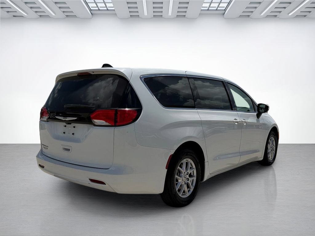 Used 2023 Chrysler Voyager LX FWD image 7