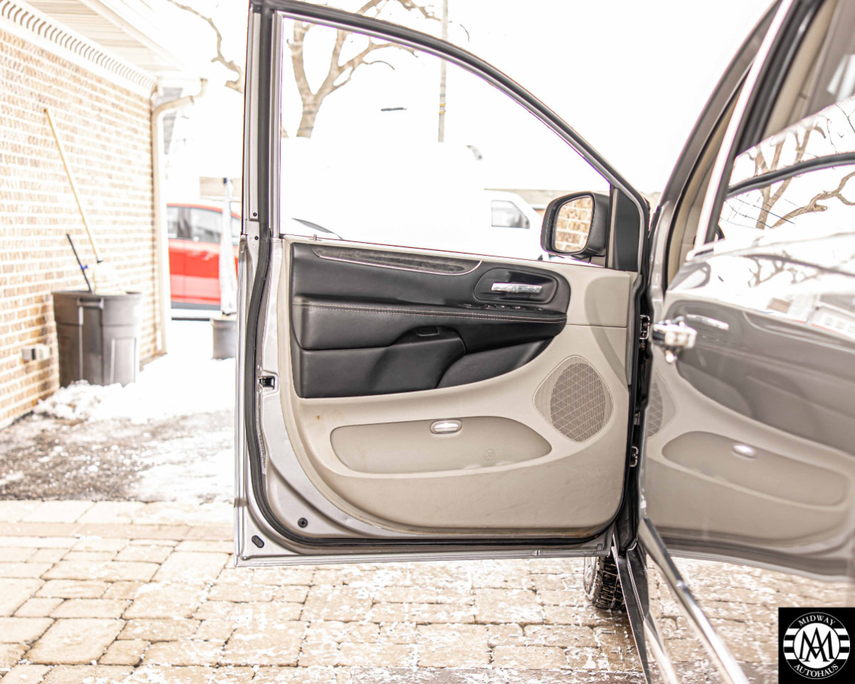 Used 2015 Chrysler Town & Country Touring-L w/ Driver Convenience Group image 35