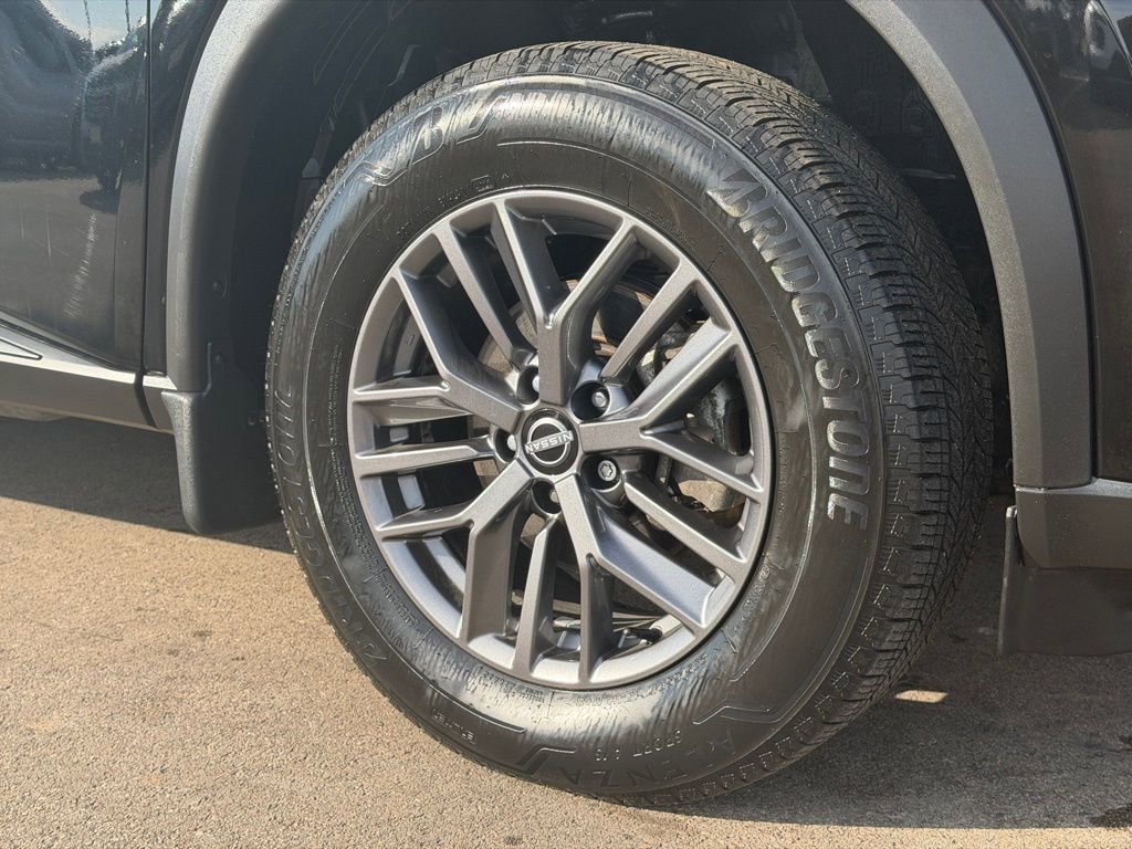 Used 2023 Nissan Rogue S image 25