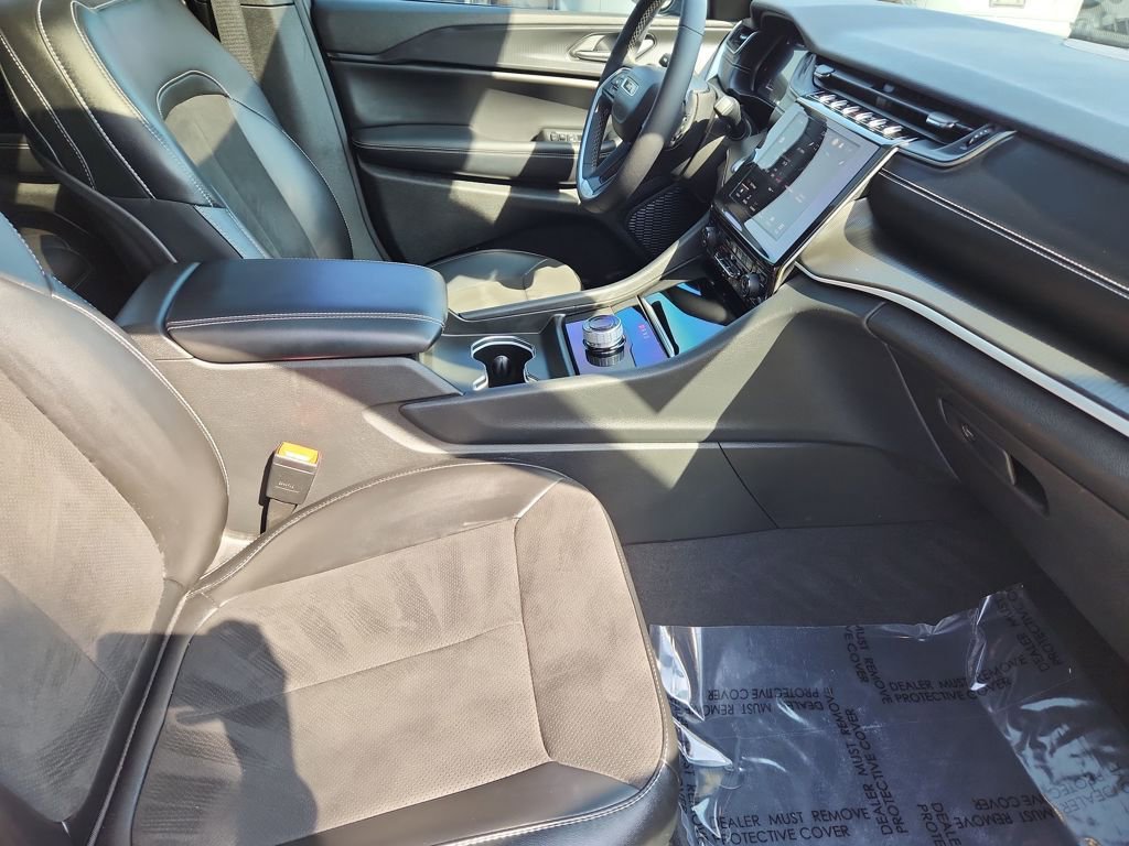 Used 2024 Jeep Grand Cherokee Altitude AWD/4WD image 3