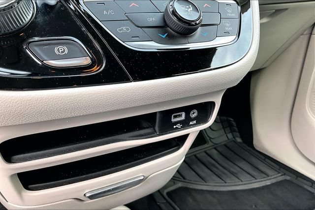 Used 2020 Chrysler Voyager L FWD image 13