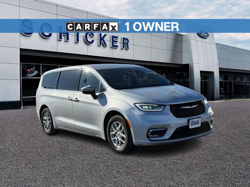 Used 2023 Chrysler Pacifica Touring