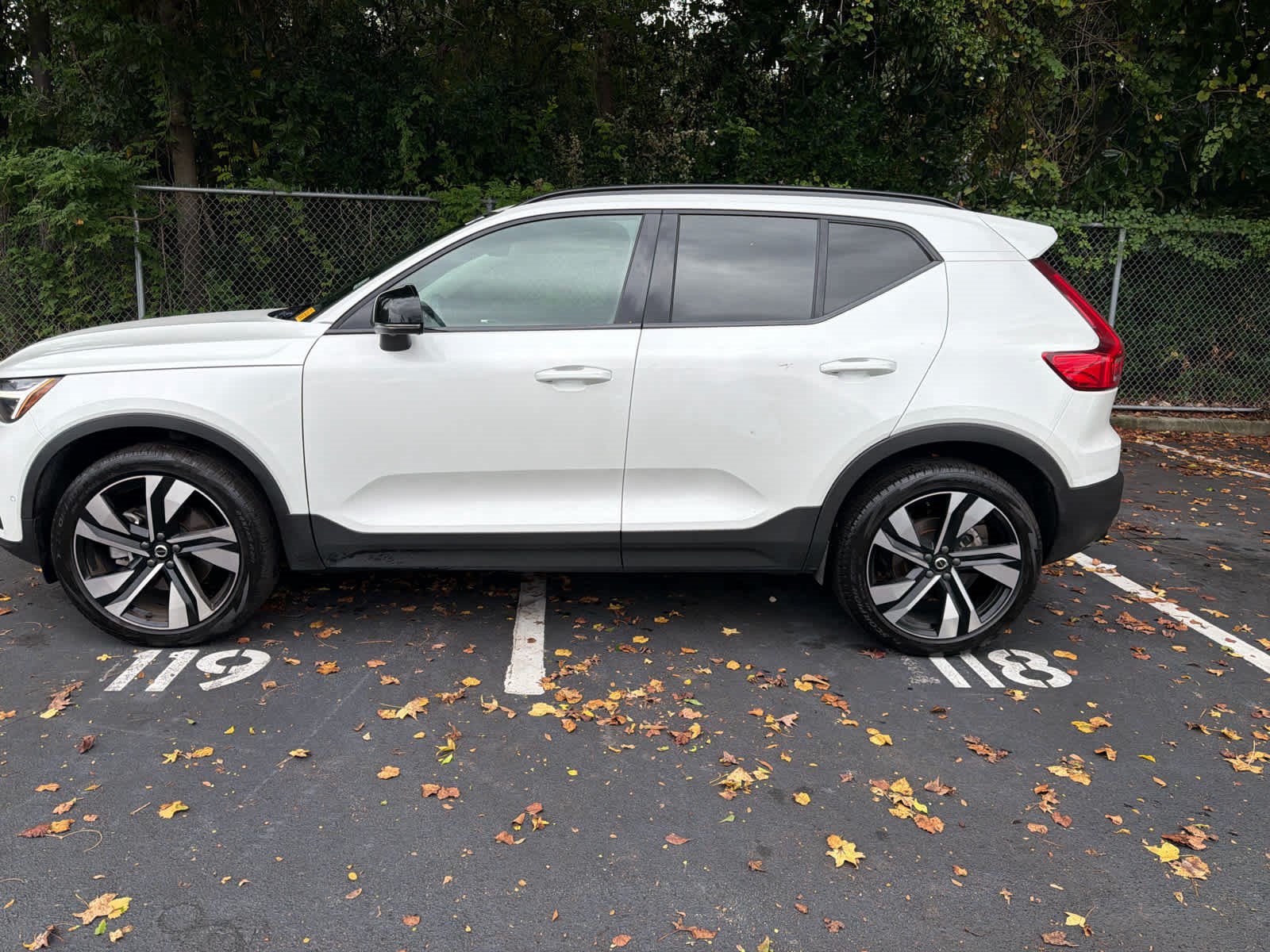 Used 2024 Volvo XC40 B5 Plus AWD/4WD image 11