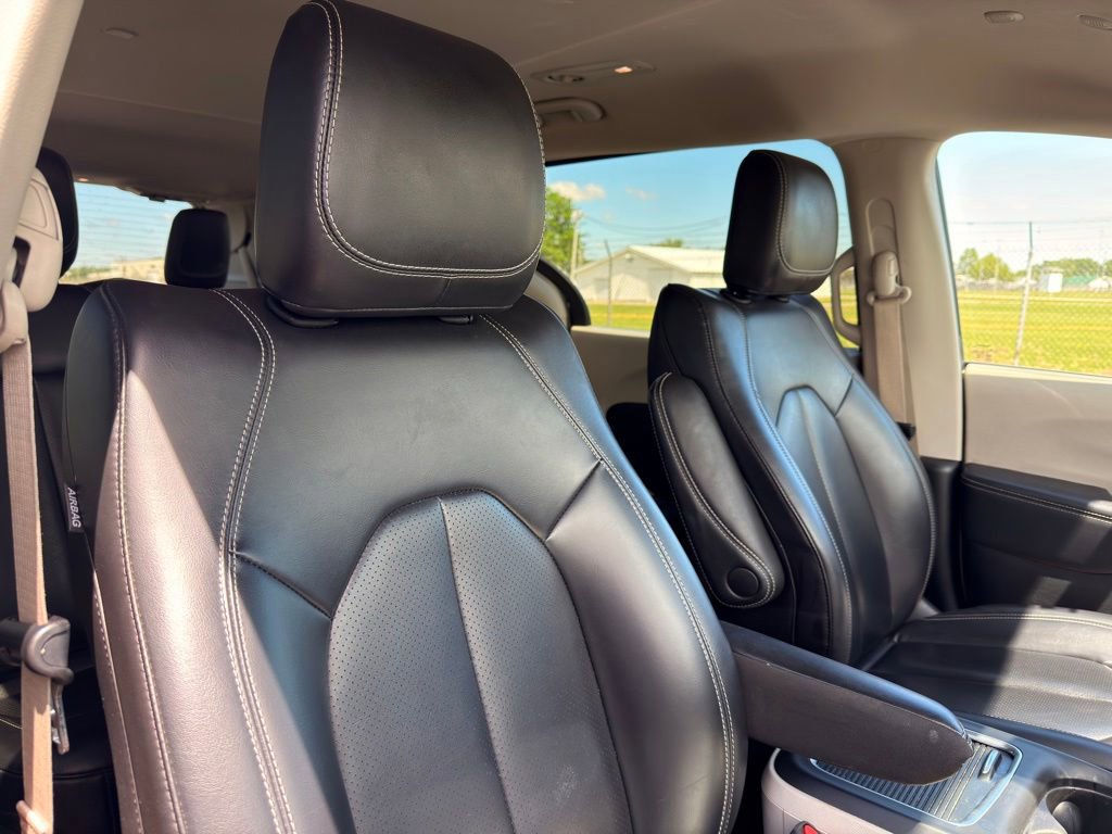 Used 2023 Chrysler Pacifica Touring-L FWD image 39