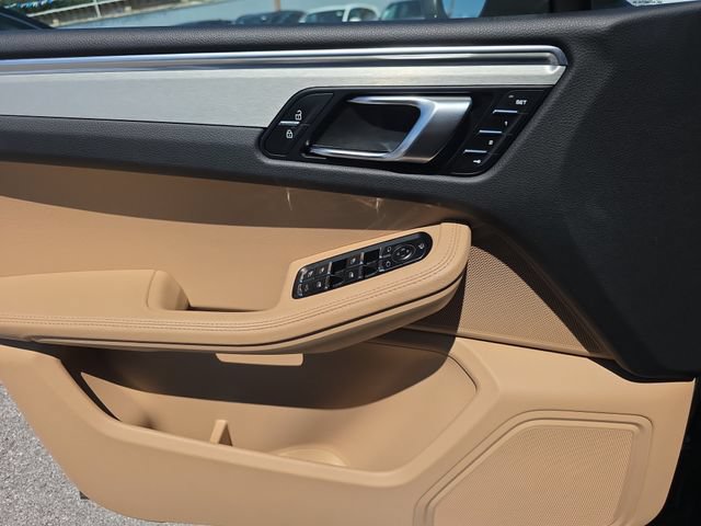 Used 2023 Porsche Macan Turbo AWD/4WD image 17