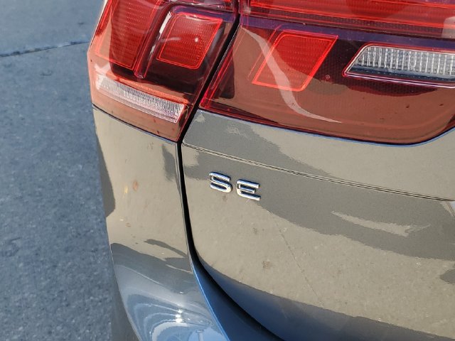 Used 2024 Volkswagen Tiguan SE R-Line AWD/4WD image 7