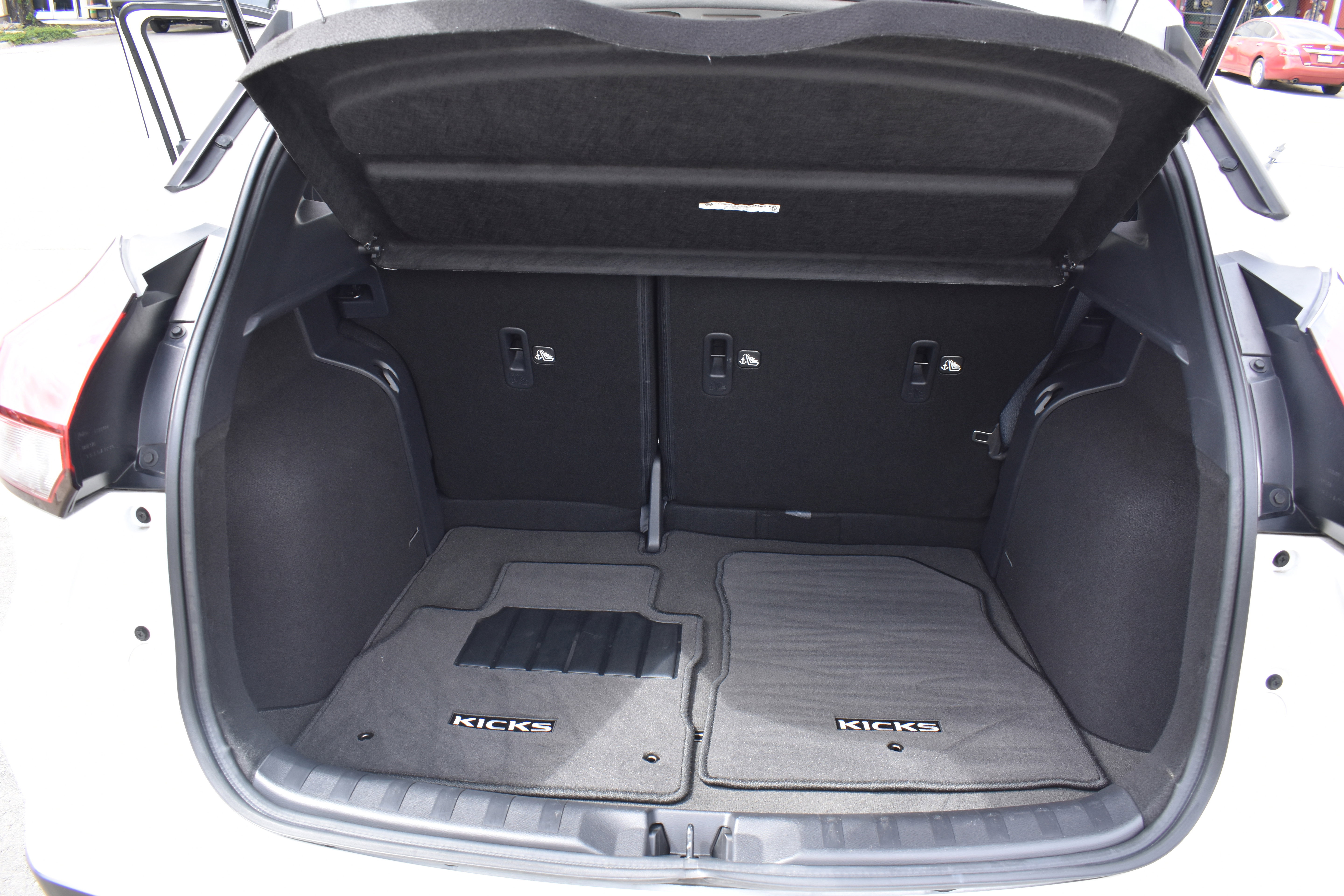 Used 2023 Nissan Kicks SR w/ SR Premium Package image 32