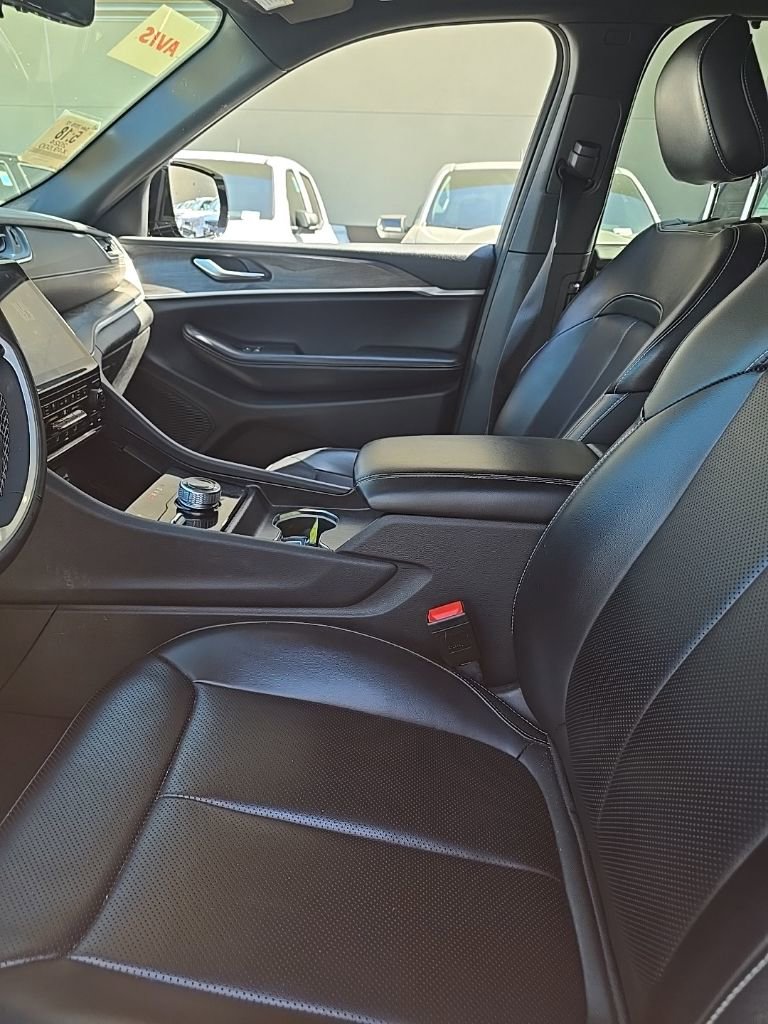 Used 2024 Jeep Grand Cherokee L Limited w/ Luxury Tech Group II image 4