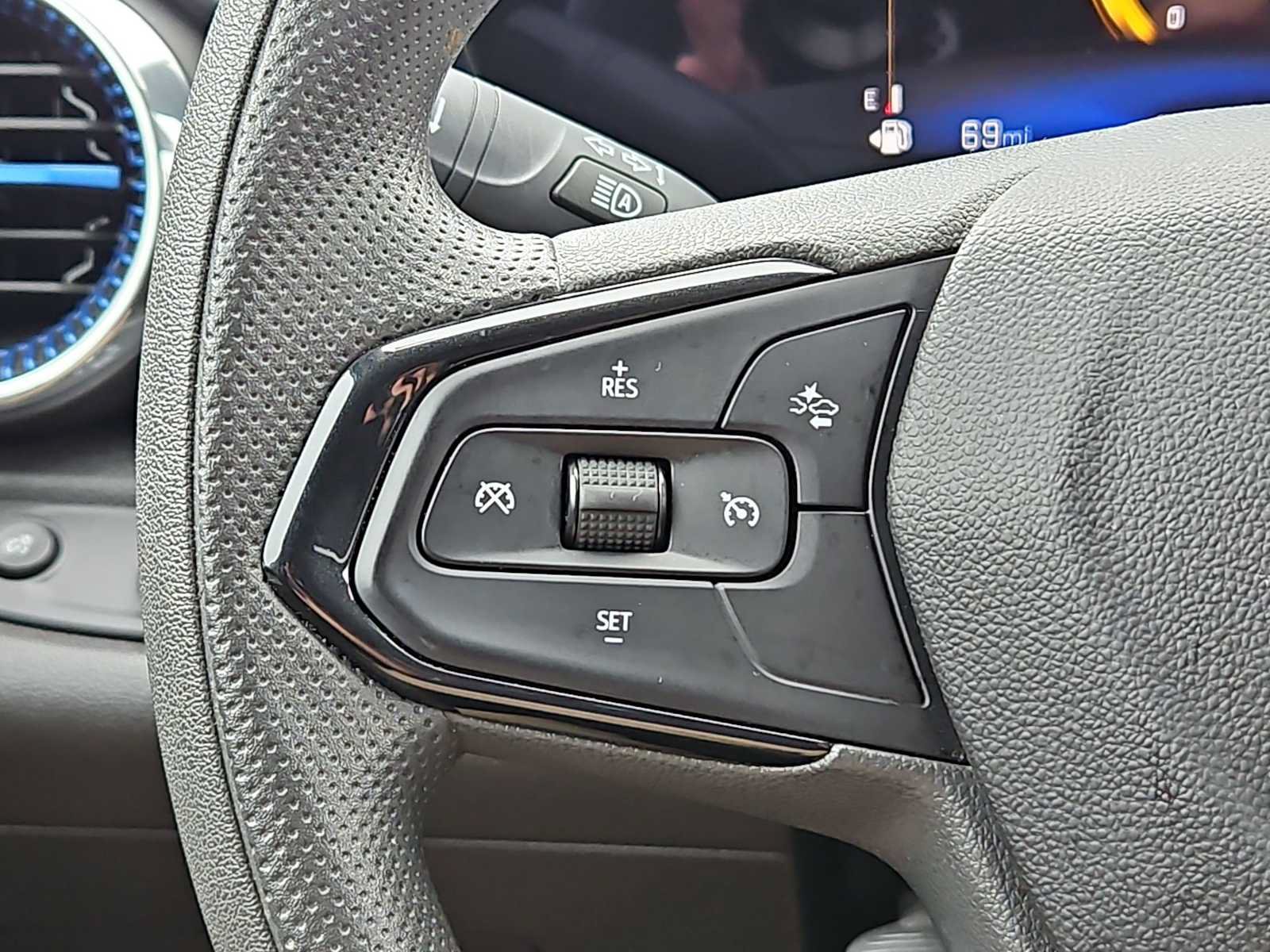 Used 2025 Chevrolet Trax LT FWD image 23
