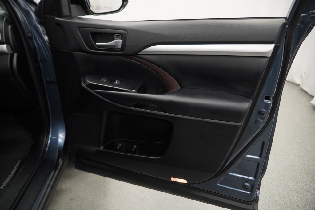 Used 2019 Toyota Highlander XLE AWD/4WD image 40
