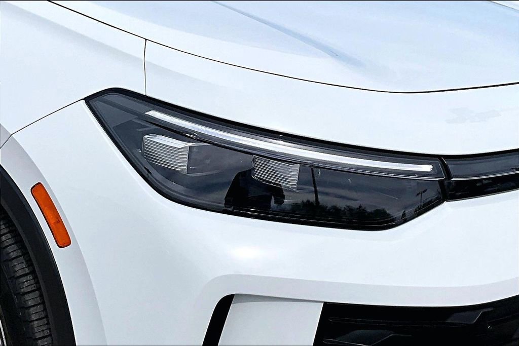 Certified 2025 Volkswagen Tiguan SE image 12