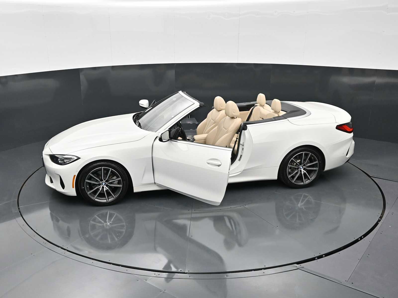 Used 2024 BMW 430i Convertible w/ Premium Package image 31