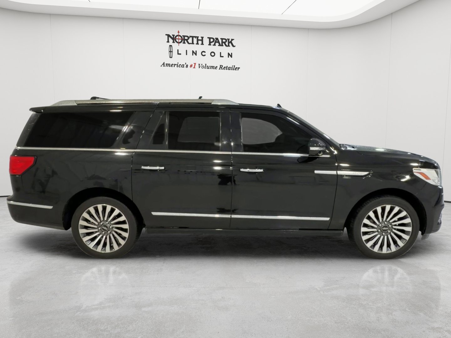 Used 2018 Lincoln Navigator L Reserve w/ Technology Package AWD/4WD image 2