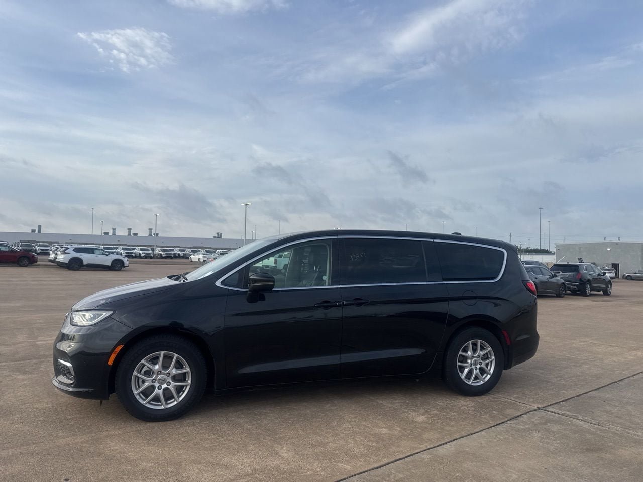 Used 2023 Chrysler Pacifica Touring-L FWD image 4