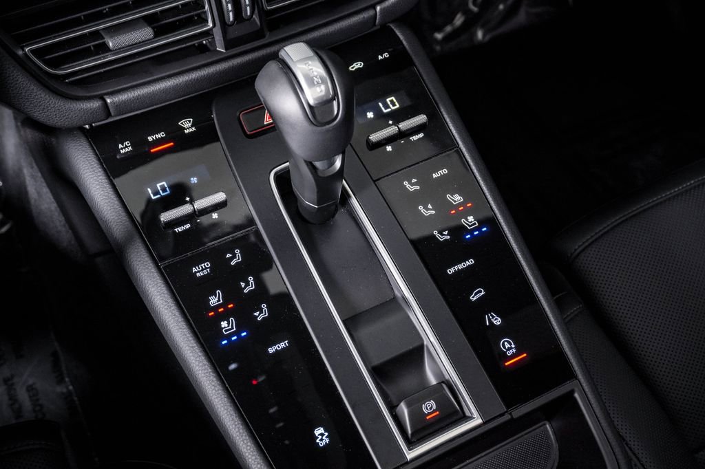 Certified 2025 Porsche Macan image 24