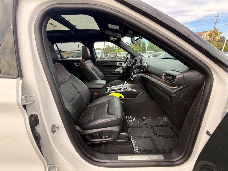 Certified 2023 Ford Explorer Platinum w/ Technology Package AWD/4WD image 14