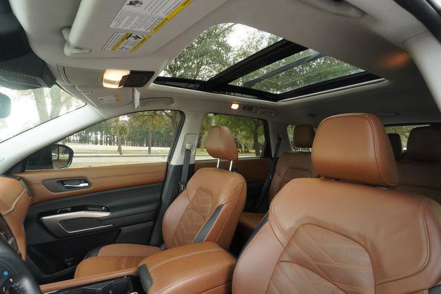 Used 2022 Nissan Pathfinder Platinum w/ Cargo Package image 25