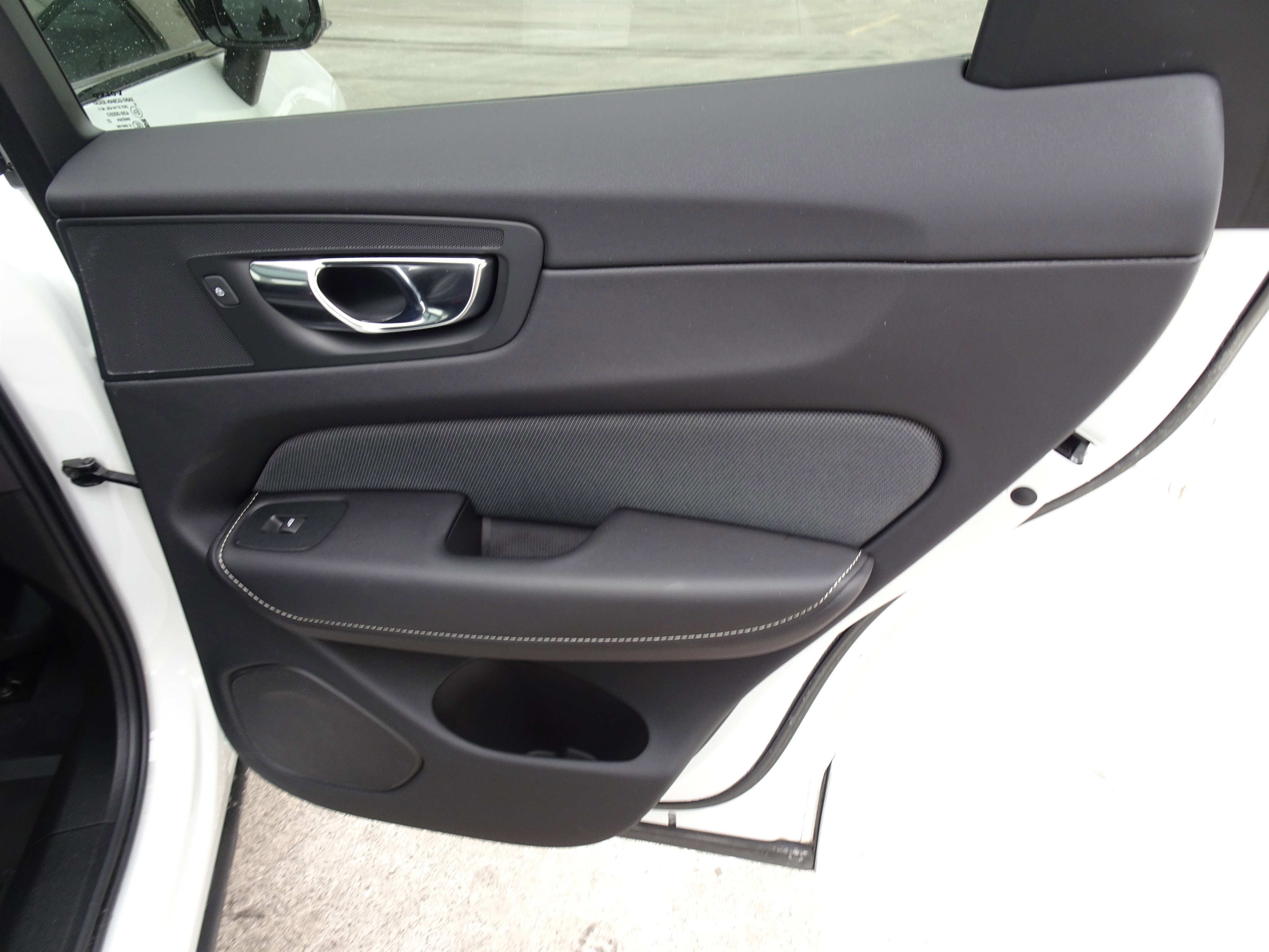 Used 2022 Volvo XC60 B6 R-Design w/ Advanced Package image 22