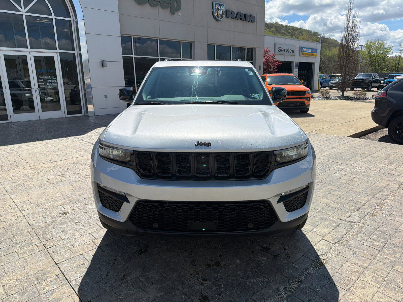 Used 2024 Jeep Grand Cherokee Limited w/ Luxury Tech Group II AWD/4WD image 3
