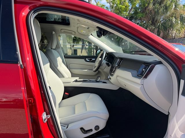 Certified 2024 Volvo XC60 B5 Plus AWD/4WD image 18