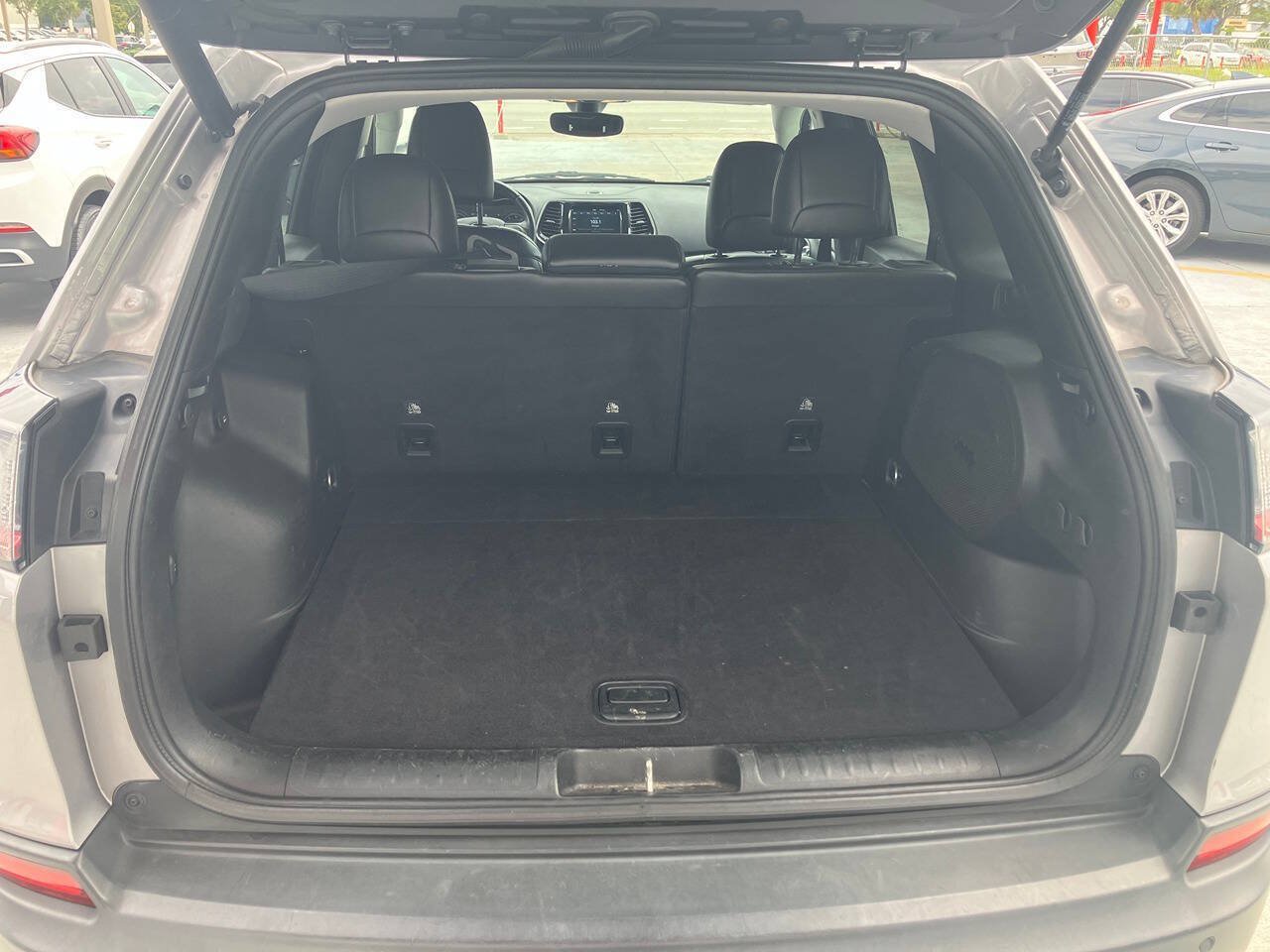 Used 2019 Jeep Cherokee Limited FWD image 17
