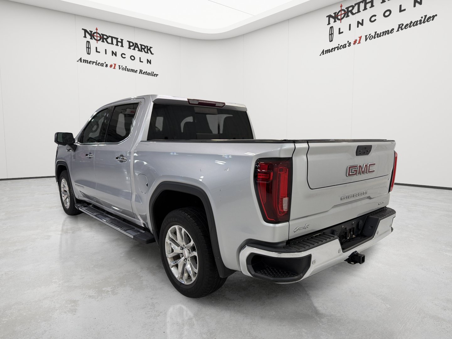 Used 2021 GMC Sierra 1500 SLT RWD image 3