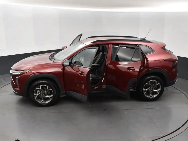 Used 2025 Chevrolet Trax LT FWD image 7