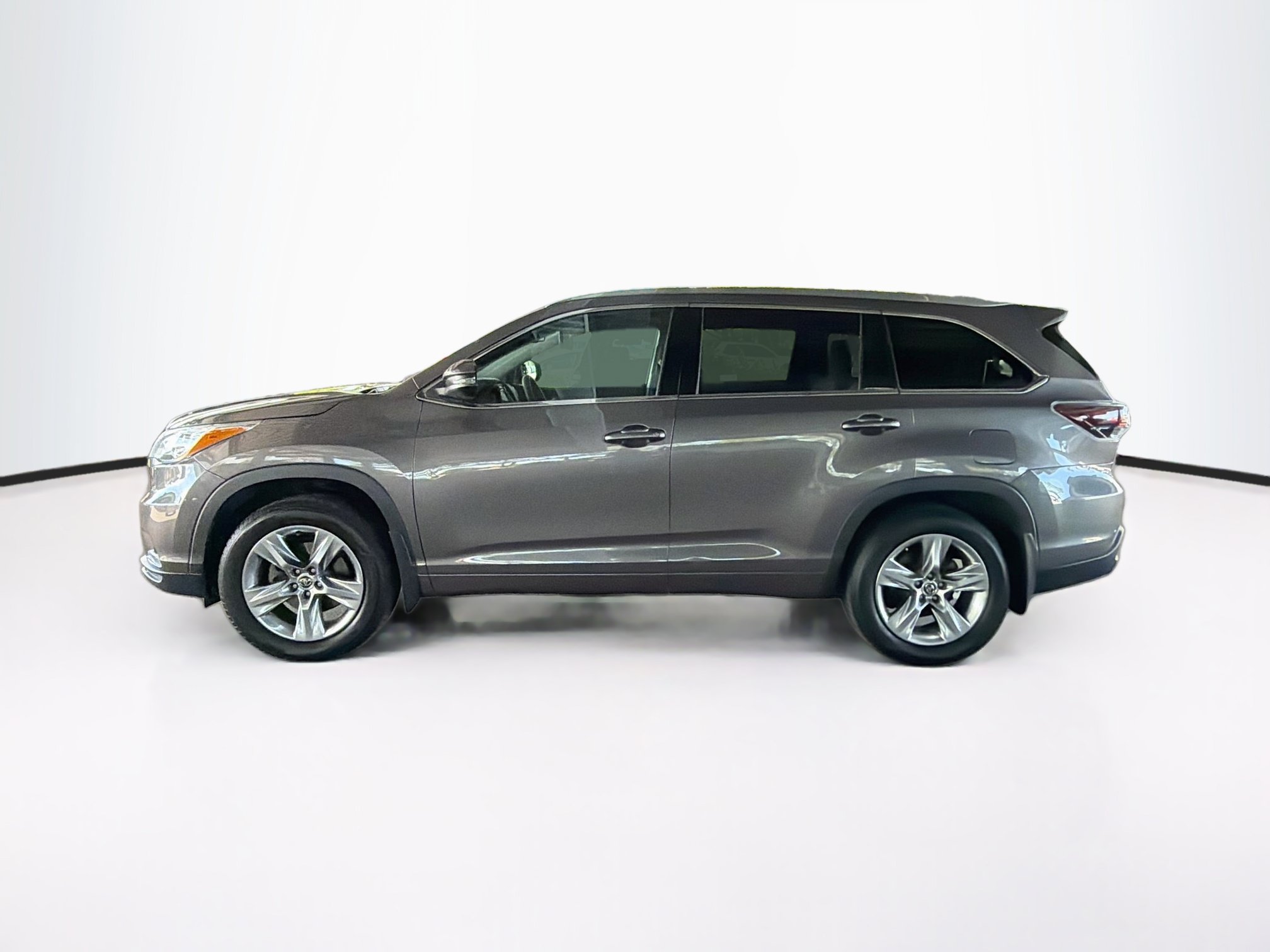 Used 2016 Toyota Highlander Limited w/ Driver Technology Package AWD/4WD image 4