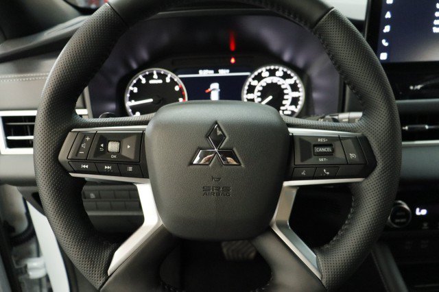 New 2026 Mitsubishi Outlander LE FWD image 8