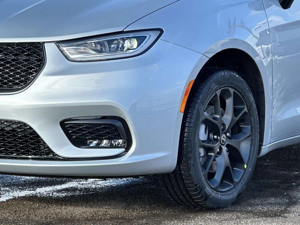 New 2026 Chrysler Pacifica Limited w/ S Appearance Package image 7