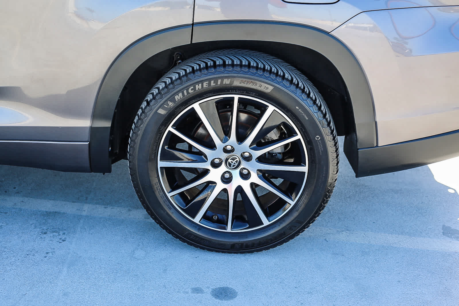 Used 2018 Toyota Highlander SE w/ Carpet Mat Package (TMS) FWD image 11