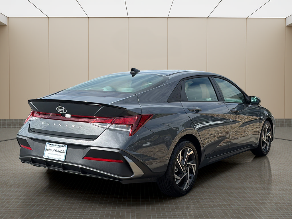 Used 2025 Hyundai Elantra Sport FWD image 5
