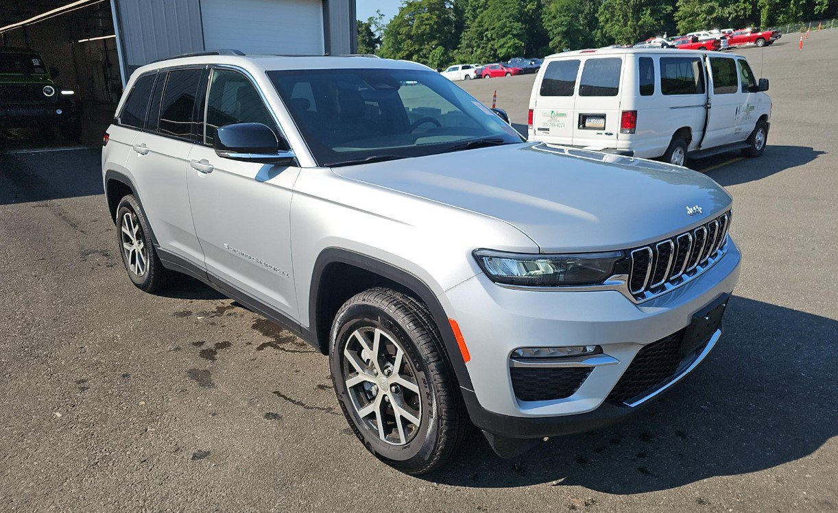 Used 2024 Jeep Grand Cherokee Limited w/ Trailer Tow Package AWD/4WD image 2
