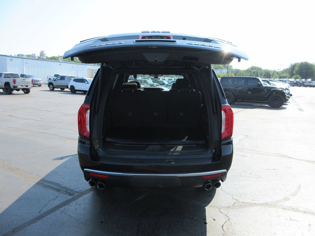 Certified 2022 GMC Yukon Denali w/ Denali Premium Package AWD/4WD image 8