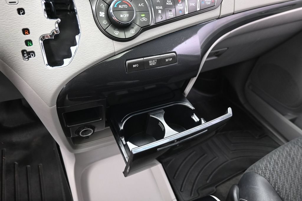 Used 2014 Toyota Sienna SE FWD image 16