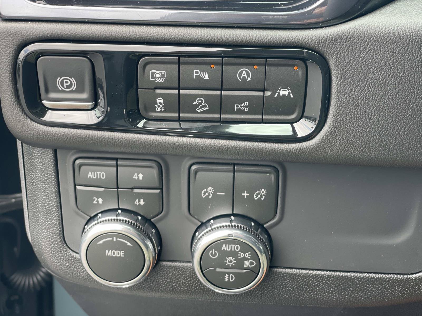 New 2026 GMC Yukon XL AT4 w/ AT4 Premium Package AWD/4WD image 18