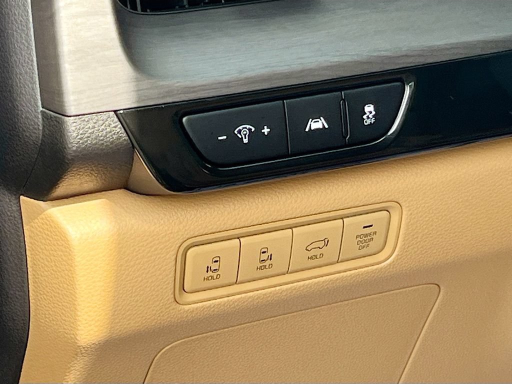 Used 2024 Kia Carnival EX FWD image 10
