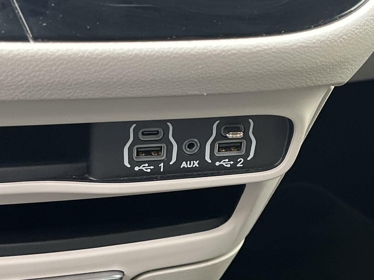 Used 2024 Chrysler Pacifica Touring-L FWD image 24