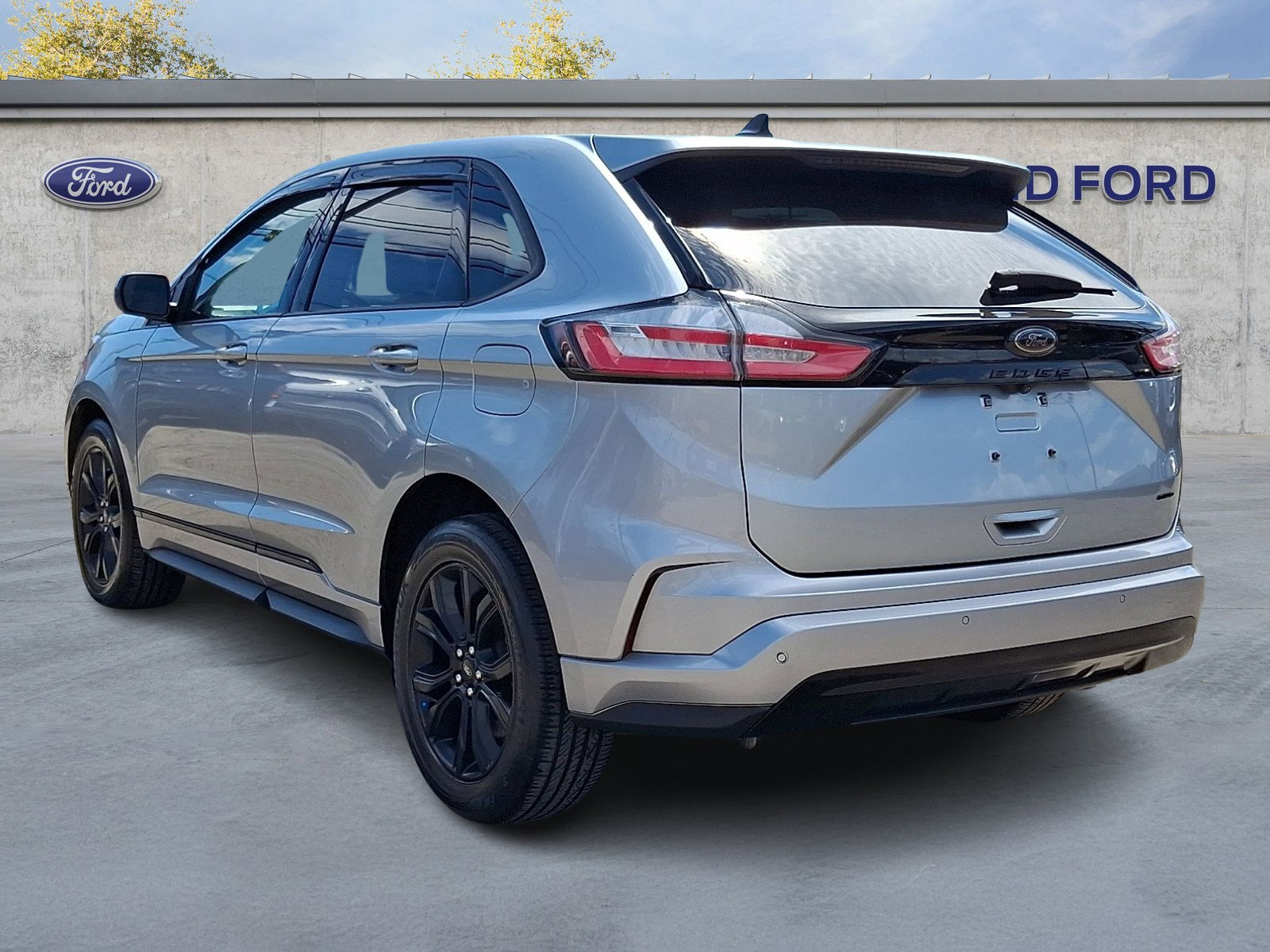 Used 2024 Ford Edge SE w/ Black Appearance Package image 4