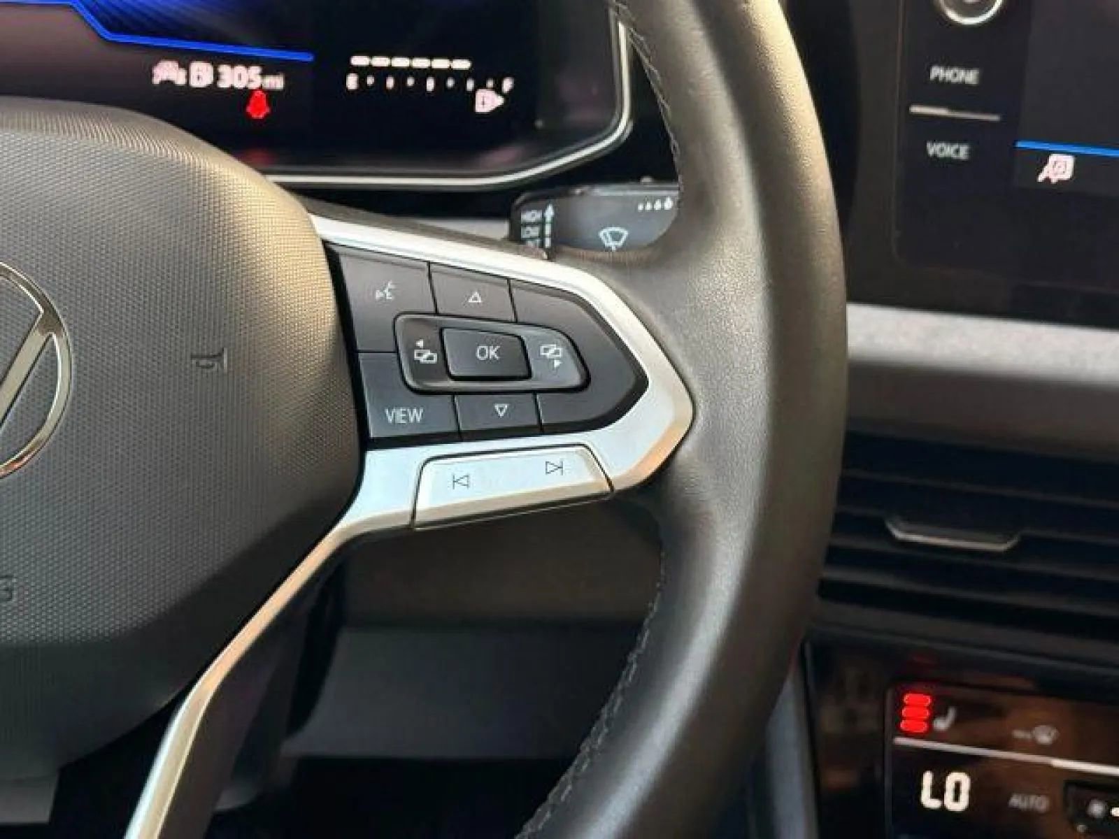 Used 2025 Volkswagen Jetta SE image 33