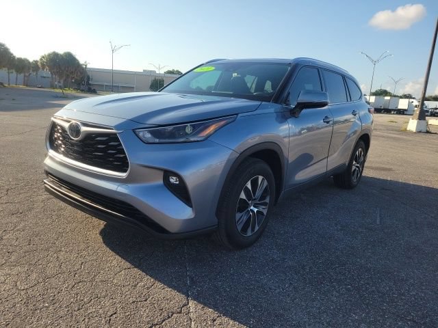 Used 2021 Toyota Highlander XLE FWD image 2