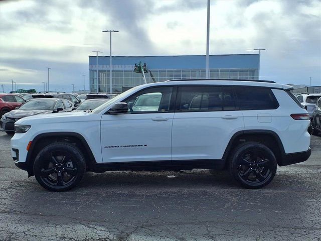 Used 2023 Jeep Grand Cherokee L Laredo image 3