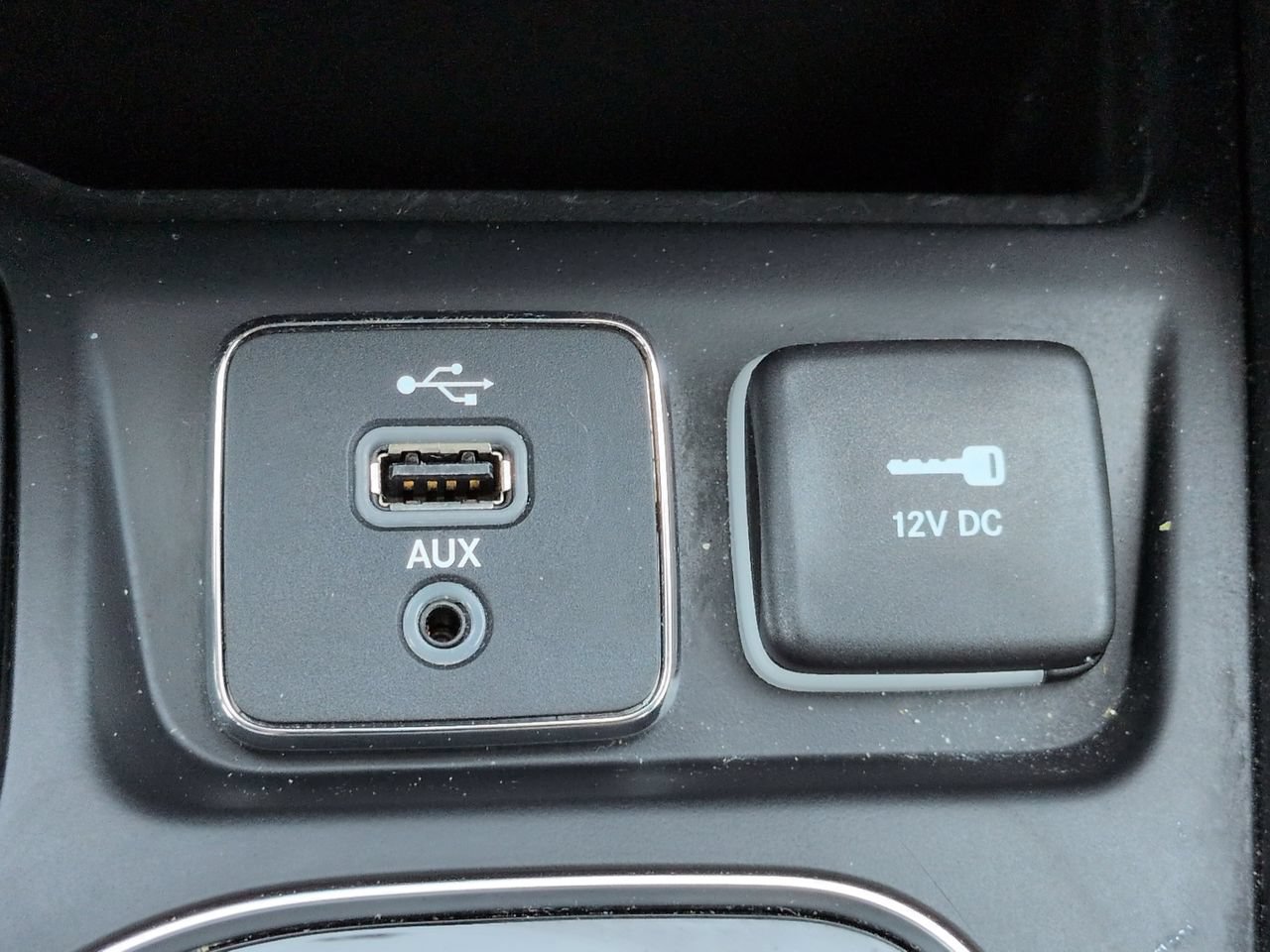 Used 2019 Jeep Cherokee Overland w/ Technology Group FWD image 23