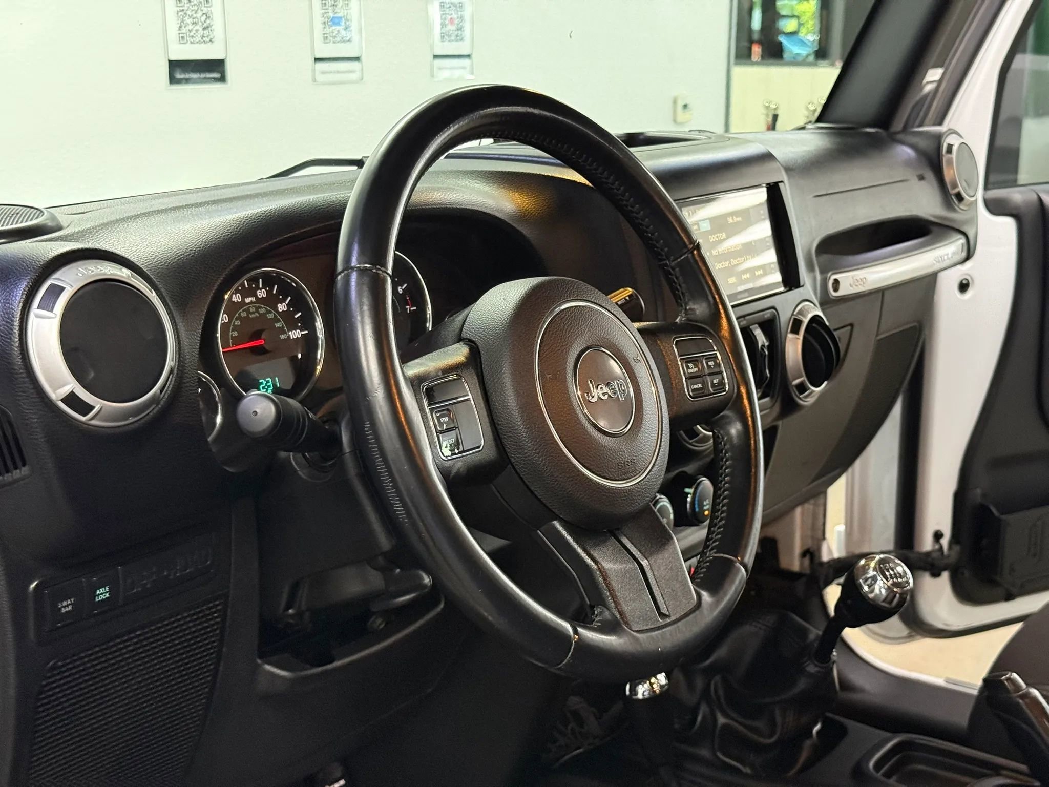Used 2015 Jeep Wrangler Unlimited Rubicon image 15