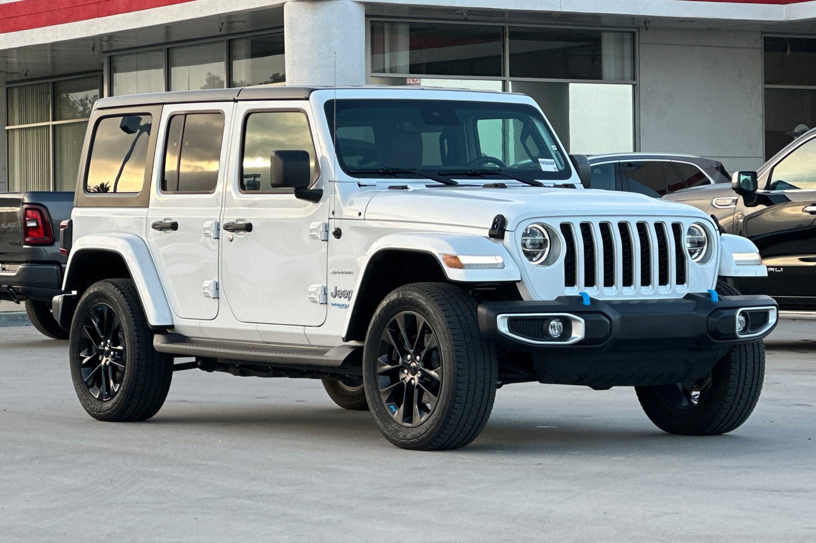 Used 2022 Jeep Wrangler Unlimited Sahara w/ Safety Group image 8